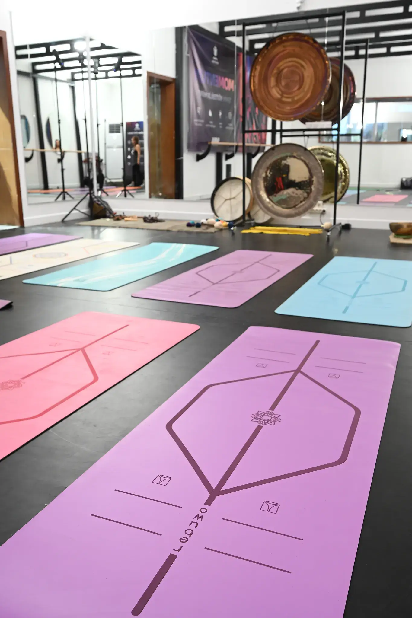 Renkli yoga matları ve gongların dizildiği sessiz atölye alanı