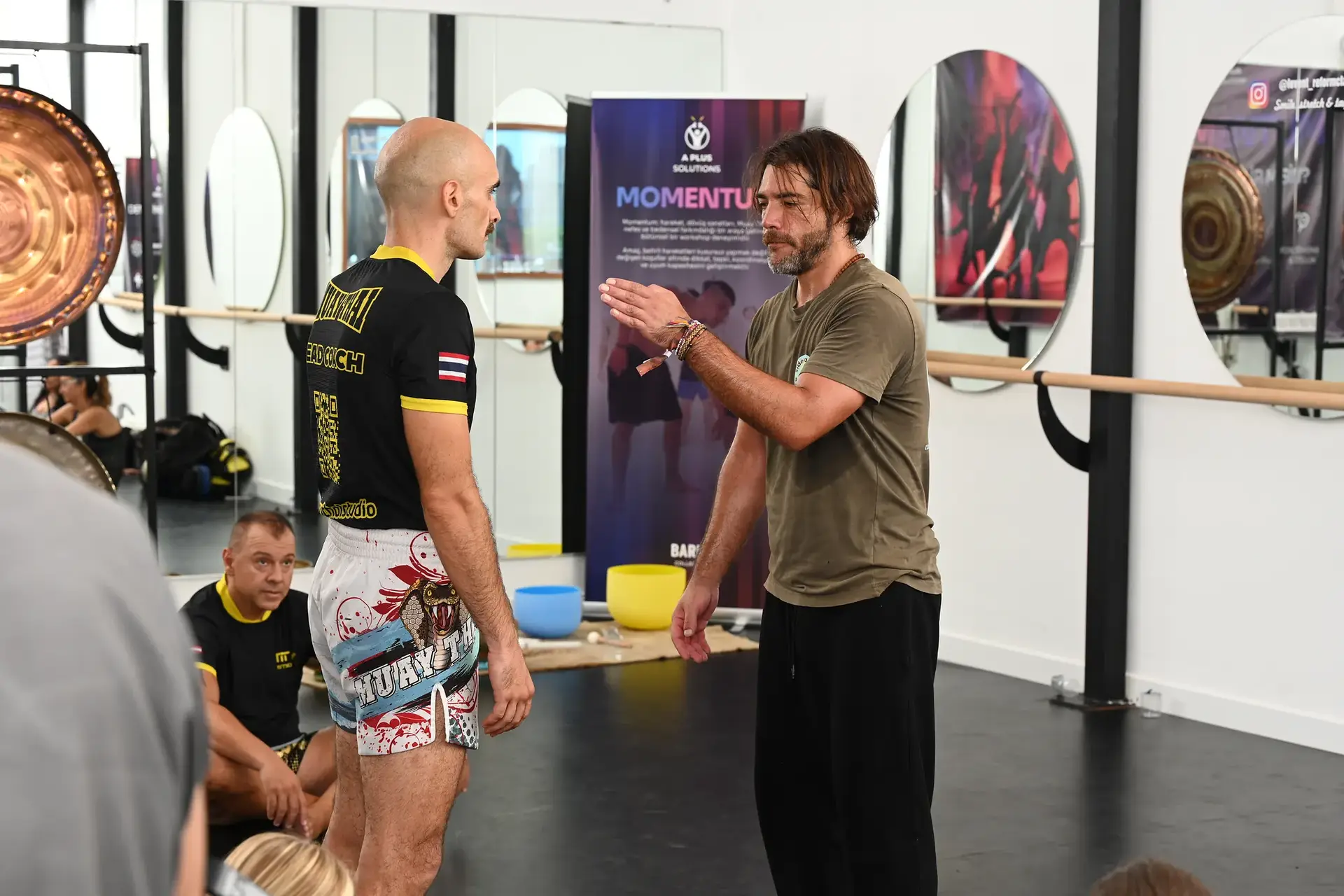 Muay thai koçu ile eğitmenin teknik üzerine konuşma anı
