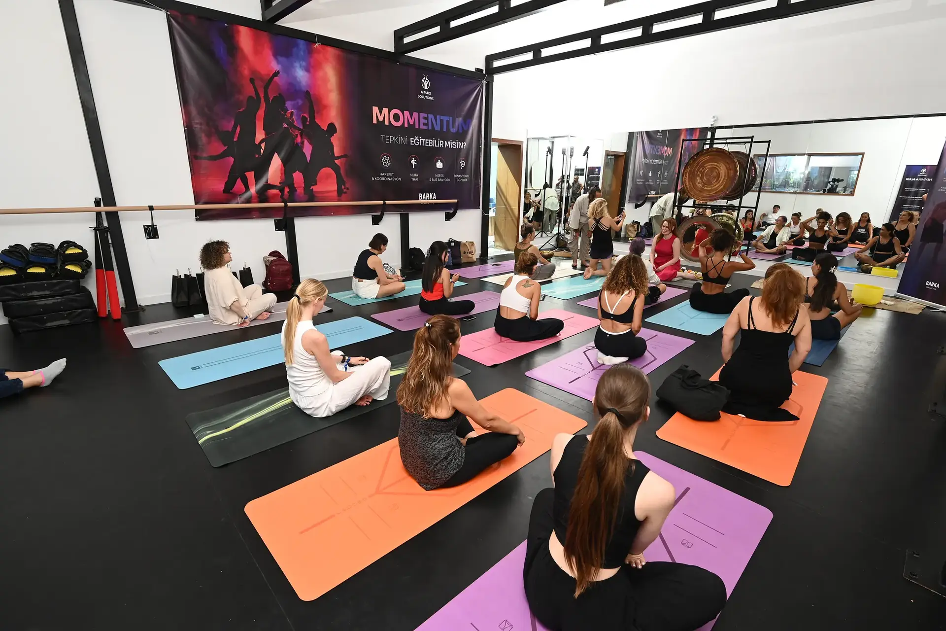 Renkli matlar ve gonglarla süren geniş ses meditasyonu seansı